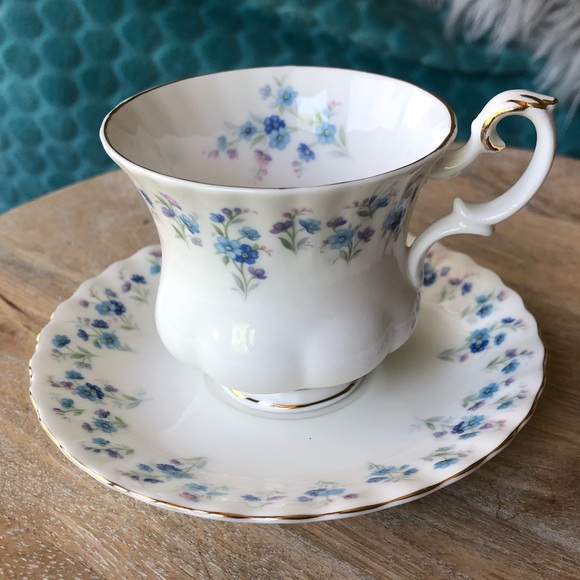 Royal Albert ‘Memory Lane’ teacup & saucer set - Picture 5 of 13